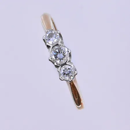 Ring med diamanter 1x010ct 2x0,05ct stl:14¾, bredd 2-4 mm 18K. Vikt: 1,6 g