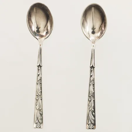 2 kaffeskedar med dekor, längd ca 10cm År 1963 Cesons Guldvaru Ab Silver 830/1000 Vikt: 19 g
