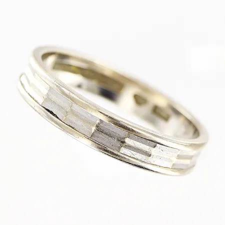 Ring mönstrad vitguld stl:18, bredd 4mm, gravyr, 18K Vikt: 4 g