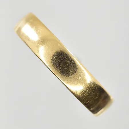 Ring stl 21, bredd 5 mm, gravyr, 18K. Vikt: 6,7 g