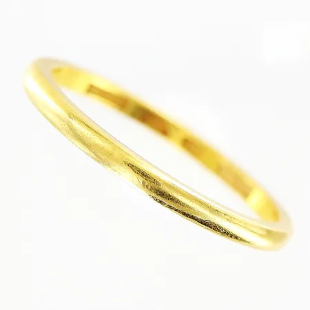 Ring slät stl:19¼, bredd 2mm, gravyr, 23K Vikt: 3,3 g