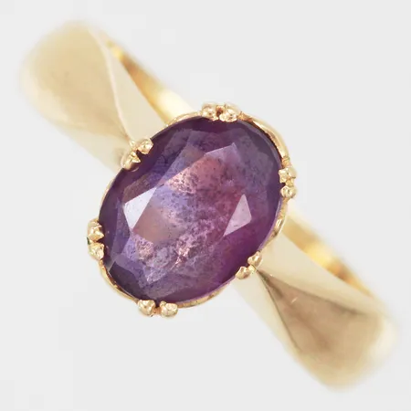 Ring med ametist (små repor), stl: 16 ¼, bredd ca 4-8mm, 18K Vikt: 3,8 g