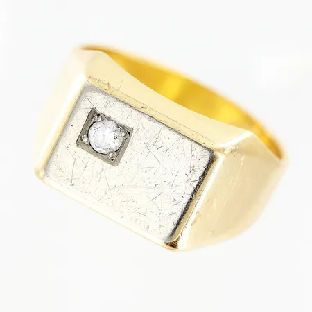 Klackring med diamant ca 0,10ct och vitguld framtill, stl:19¾, bredd 6-11mm, skena något skev, repor, 18K Vikt: 7,5 g