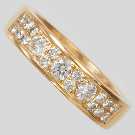 Ring med diamanter 16 x ca 0,01ct samt 3 x ca 0,10ct stl 17¼, bredd 5mm, ograverad, 18K  Vikt: 7,6 g
