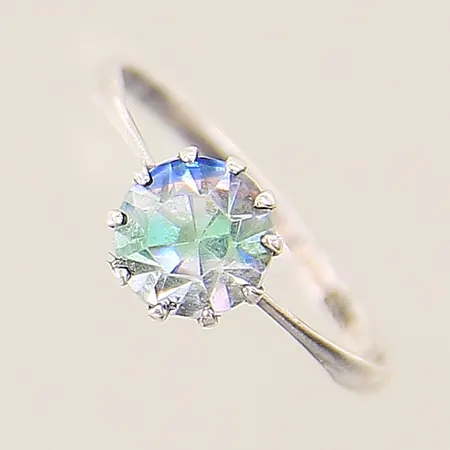 Ring med sten stl:17 bredd 1,6-7,5mm sten med skiftande färger silver 835/1000 Vikt: 1,1 g
