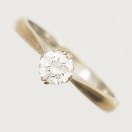 Ring med diamant 0,45ct enligt gravyr, stl:17½ bredd 2,5-5,5mm vitguld, behov av omrodiering 18K Vikt: 3,2 g