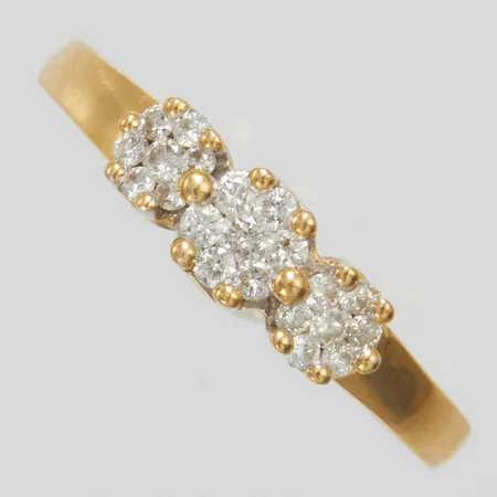 Ring med diamanter 7 x ca 0,02ct + 14 x ca 0,01ct stl 19¼, bredd 2-5mm, 18K Vikt: 3,9 g