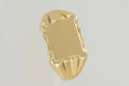 Ring stl:20½ bredd 12 mm tunn gravyr 18k Vikt: 11,4 g