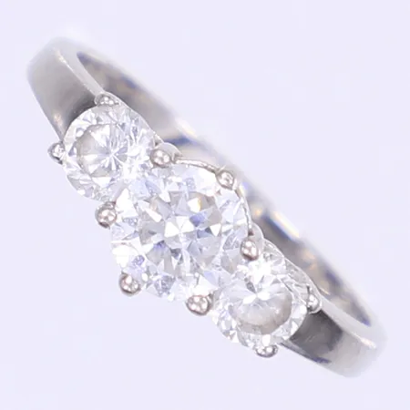 Ring med vita stenar stl: 16¾ bredd 2-6mm silver 925/1000 Vikt: 2 g