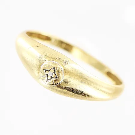 Ring Guldfynd med diamant ca 0,005ct, stl:18, bredd 1,5-5mm, skev, tunna repor, 18K Vikt: 1,2 g