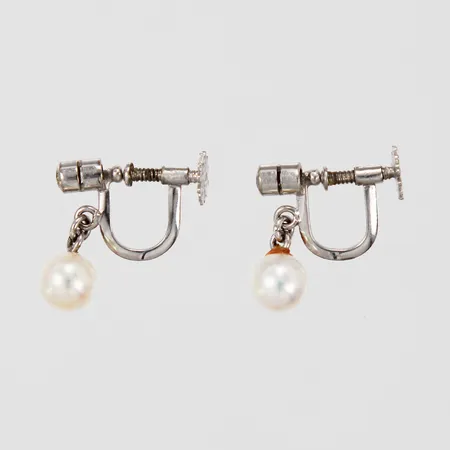 Ett par örhängen med diamanter ca 1x0,05ct varera samt odlade pärlor Ø 6mm, längd ca 16mm, med skruv, Svedboms Guldsmeds Ab Hov 1960, 18K Vikt: 2,9 g