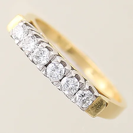 Ring med diamanter 6xca 0,05ct stl:18½ bredd 1,8mm vitguldsdetalj 18K Vikt: 5,4 g