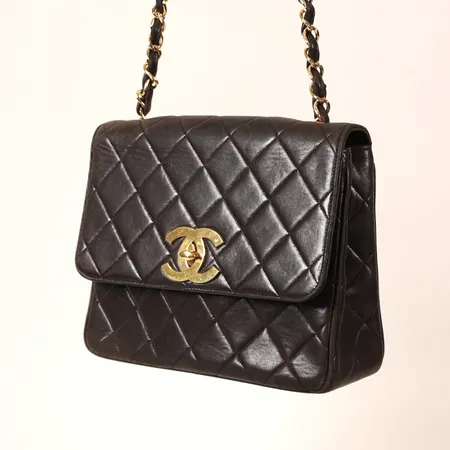 Väska Chanel Single Flap Bag, brunt läder, ca 1980-tal, mått 20x25x9,5cm, vinrött läder invändigt, repor, skav i hörn, bruksslitage, kvitto från återförsäljare 2025