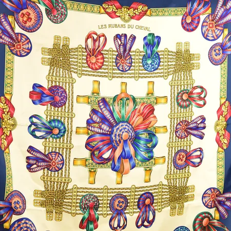 Scarf Hermès Les Rubans du Cheval design Joachim Metz, designad 1993, beige botten med blå bård, ca 89x89 cm, tråddragning, fläckar på bården, siden.