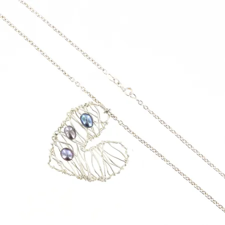 Collier med odlade sötvattenspärlor, längd 45cm, kedjans bredd 2mm, hjärtat 38x40mm, silver 925/1000 Vikt: 9,1 g