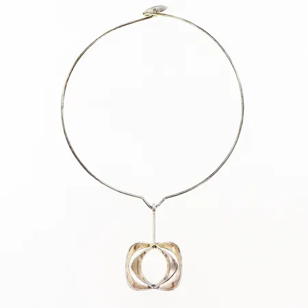 Stelt collier Ø11,5cm Gewe Malmö 1972, silver 830/1000, hänge 55x37mm Theresia Hvorslev Alton Falköping 1972, sterling, silver  935/1000.  Vikt: 20,5 g