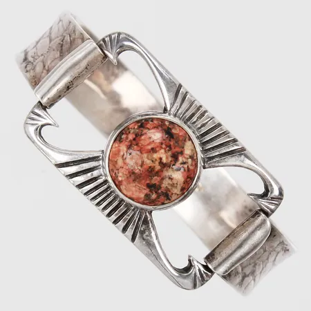 Stelt armband Bergslagssmycke O Nordström Firma med porfyr, årsstämpel saknas, öppningsbart, Ø 60mm, bredd ca 13.25mm, 830/1000 silver Vikt: 32,1 g