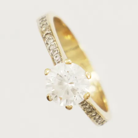Ring med vita stenar stl 17¾ bredd 3,2mm små skador 18K Vikt: 3,3 g