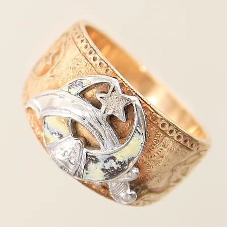 Ring med dekor stl:18½ bredd 5,5-13mm emalj samt vitguldsdetaljer 10K Vikt: 10,5 g