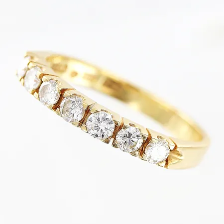 Ring halvallians med 7 diamanter 0,49ctv enligt gravyr, stl:18¾, bredd 2,5mm, 18K  Vikt: 3,6 g