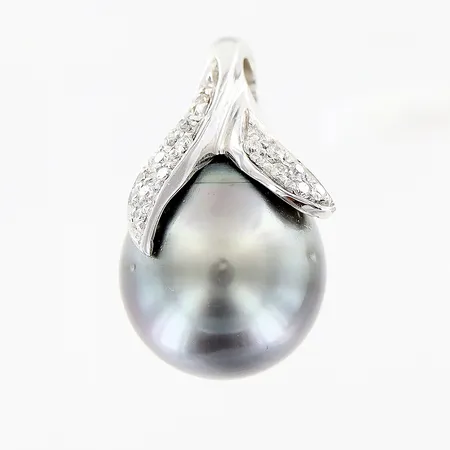 Hänge med odlad grå pärla Ø12,5mm, vitguld och diamanter 14 x ca 0,01ct, längd 20mm, 18K Vikt: 5 g