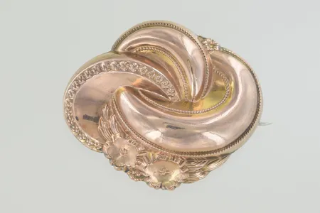 Brosch höjd 4 x 3,5 cm, förgyllt
