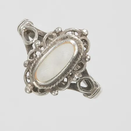 Ring med vit sten stl 17¾, bredd 2-15,5mm, mindre nagg, silver 925/1000 Vikt: 2,4 g