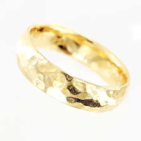 Ring slät hamrad yta stl:17¾, bredd 5mm, gravyr, 18K  Vikt: 5,4 g