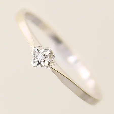 Ring med diamant 1x ca 0,01ct stl:15¾ bredd 1,3mm vitguld 18K  Vikt: 1 g