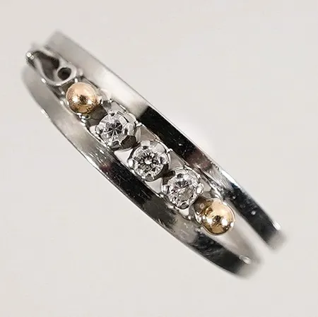 Ring med diamanter 3xca 0.01ct stl: 17¾. bredd: 4,25 - 5mm. Vitguld 18k Vikt: 2,5 g