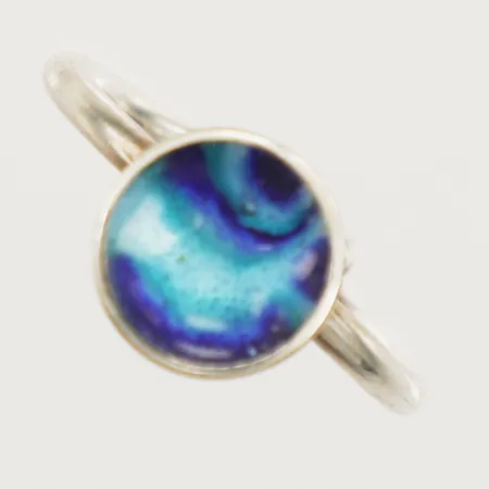 Ring med emaljarbete stl:18¼, bredd 4,1-10,6mm Silver 925/1000 Vikt: 3,1 g