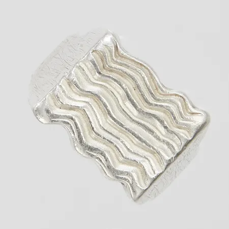 Ring Louis Abel med mönster dekor stl 18, bredd 4,5-13mm, silver 925/1000 Vikt: 11,5 g