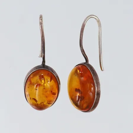 Ett par örhängen med bärnsten 29,5x11mm buckliga Silver 830/1000. Vikt: 2,5 g