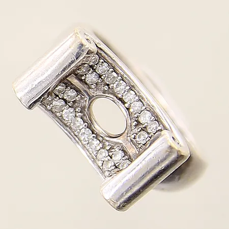 Ring med diamanter 26 x ca 0,01ct 8/8-slipning stl 17 bredd 2,5-9mm vitguld 14K Vikt: 9,7 g