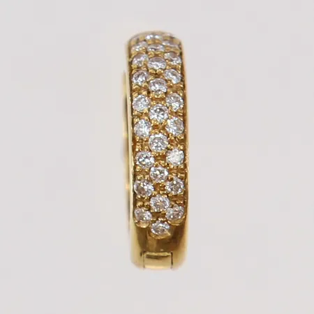 Udda örhänge med diamanter ca 28 x 0,0025ct, ca 3-13mm, löst stift, ostämplat, 18K Vikt: 1,6 g