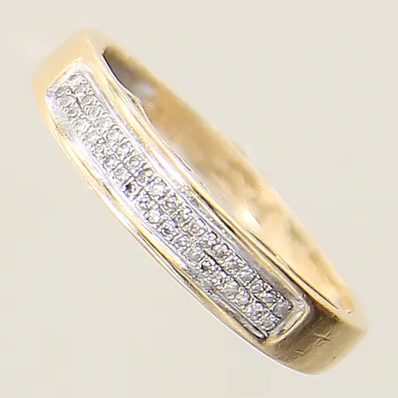Ring med diamanter ca 40xca 0,005ct stl:16¼ bredd 1,8mm gravyr, skev skena 14K Vikt: 1,6 g