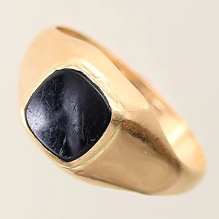 Klackring med onyx stl:21¾ bredd 3,4mm repig sten samt skena 18K  Vikt: 4,8 g