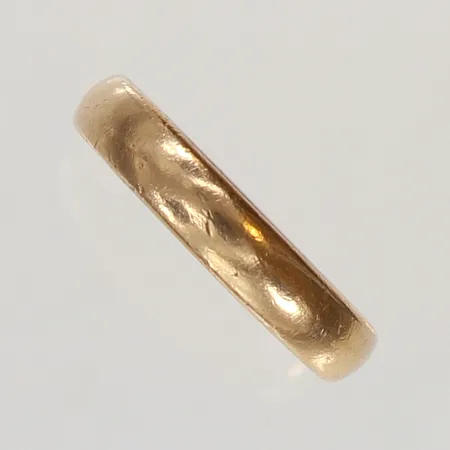 Ring slät stl 21½ bredd ca 5mm, gravyr, repig, 9K Vikt: 7,5 g