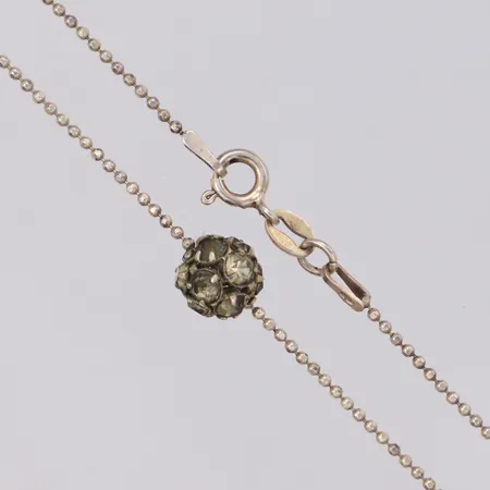 Collier med hänge med vita stenar, ärgade, GHA längd 40cm, 925/1000 silver Vikt: 2,6 g Skickas med postpaket.
