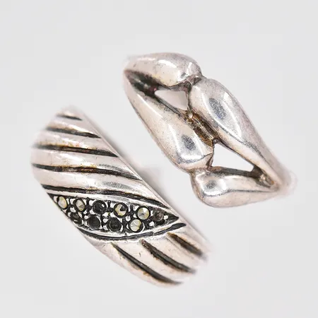 2 Ringar stl:16¾-17 markasiter saknas silver 925/1000 Vikt: 5 g