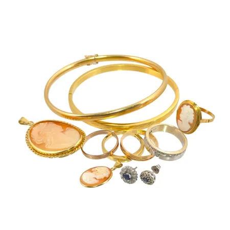 Diverse smycken, 14K guld - vikt 1,7g, 18K guld - bruttovikt 56,5g, slitage och gravyrer