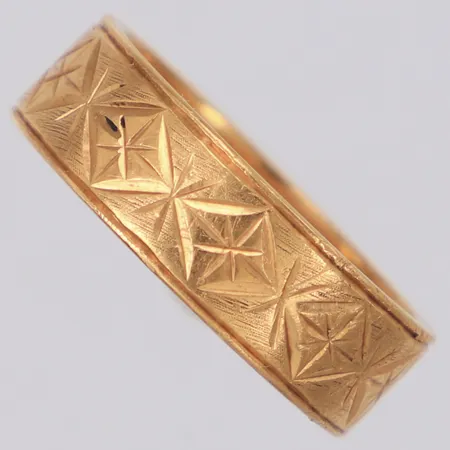 Ring med dekor stl:17¼ bredd 5,9mm personlig gravyr 18K Vikt: 6,6 g