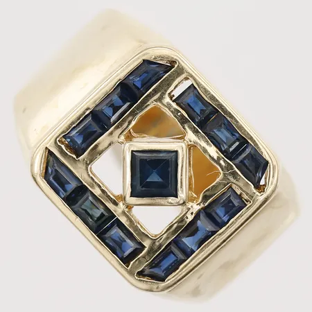 Klackring med safirer stl:15¼, bredd 3,5-13mm, 18K Vikt: 7,6 g