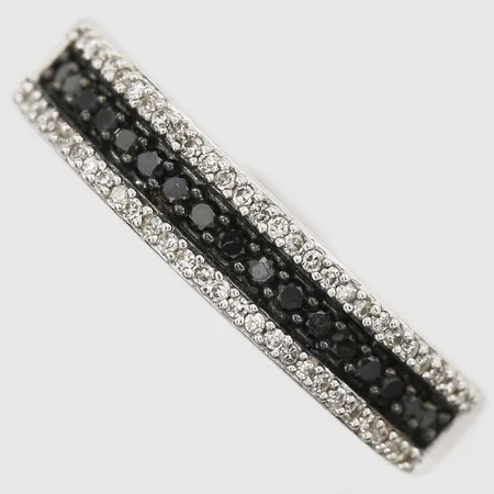 Ring med diamanter ca 54xca0,005ct samt svarta diamanter 17xca0,01ct, stl:18½, bredd 1,5-5mm, vitguld, GHA, 18K Vikt: 3,3 g