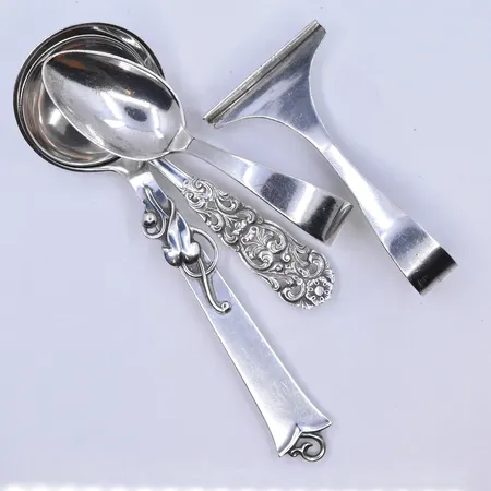 3 skedar och 1 påpetare längd 8-14 cm, silver 830/1000.  Vikt: 99,9 g