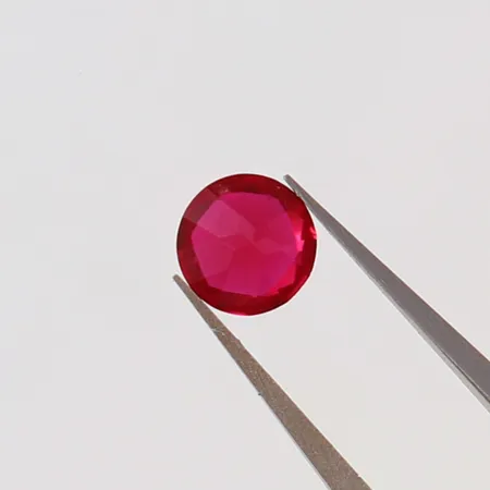 Lös rubin ca 5,06x5,06x3,56mm ca 0,65ct sannolikt syntetisk.  Vikt: 0 g