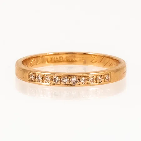Ring med 10 x ca 0,01ct 8/8-slipade diamanter stl:17½ bredd 2,4mm, gravyr, 18K 2,4g.