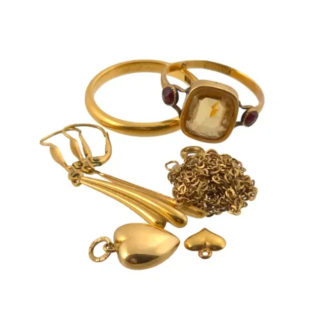 Diverse smycken, 8K guld - 0,9g, 18K guld - bruttovikt 11,6g, defekter, slitage, gravyr