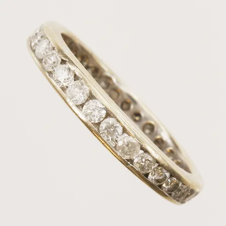 Ring med diamanter 30 x ca 0,03ct, stl: 16½, bredd: 3mm, 9K vitguld Vikt: 2,3 g