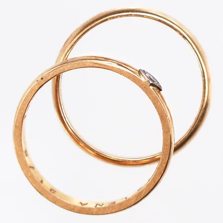 2 ringar, en med liten diamant, stl:17, ostämplat med gravyr 18K. Vikt: 5,4 g